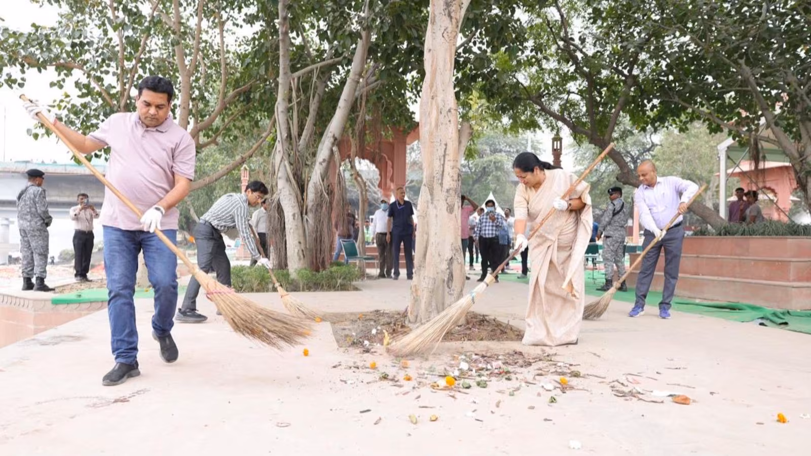 Delhi Launches Massive Post Chhath Clean-Up Drive At 1100 Ghats