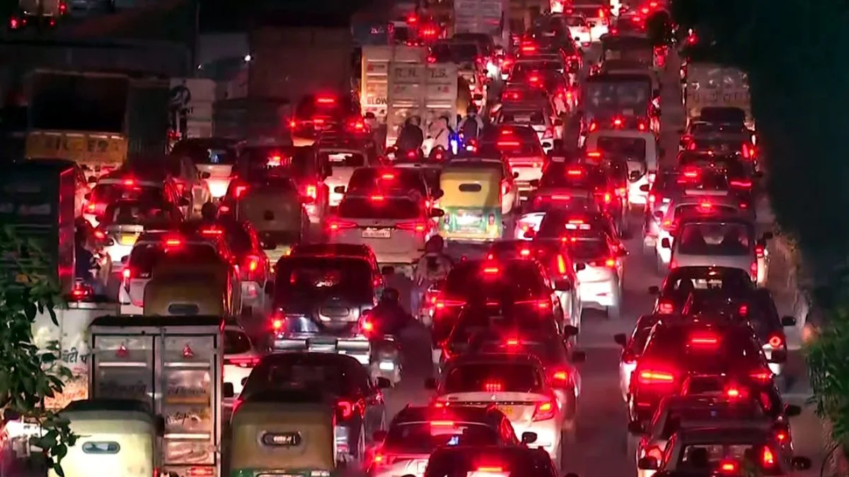 Delhi Moolchand Flyover chokes under heavy traffic ahead of Diwali