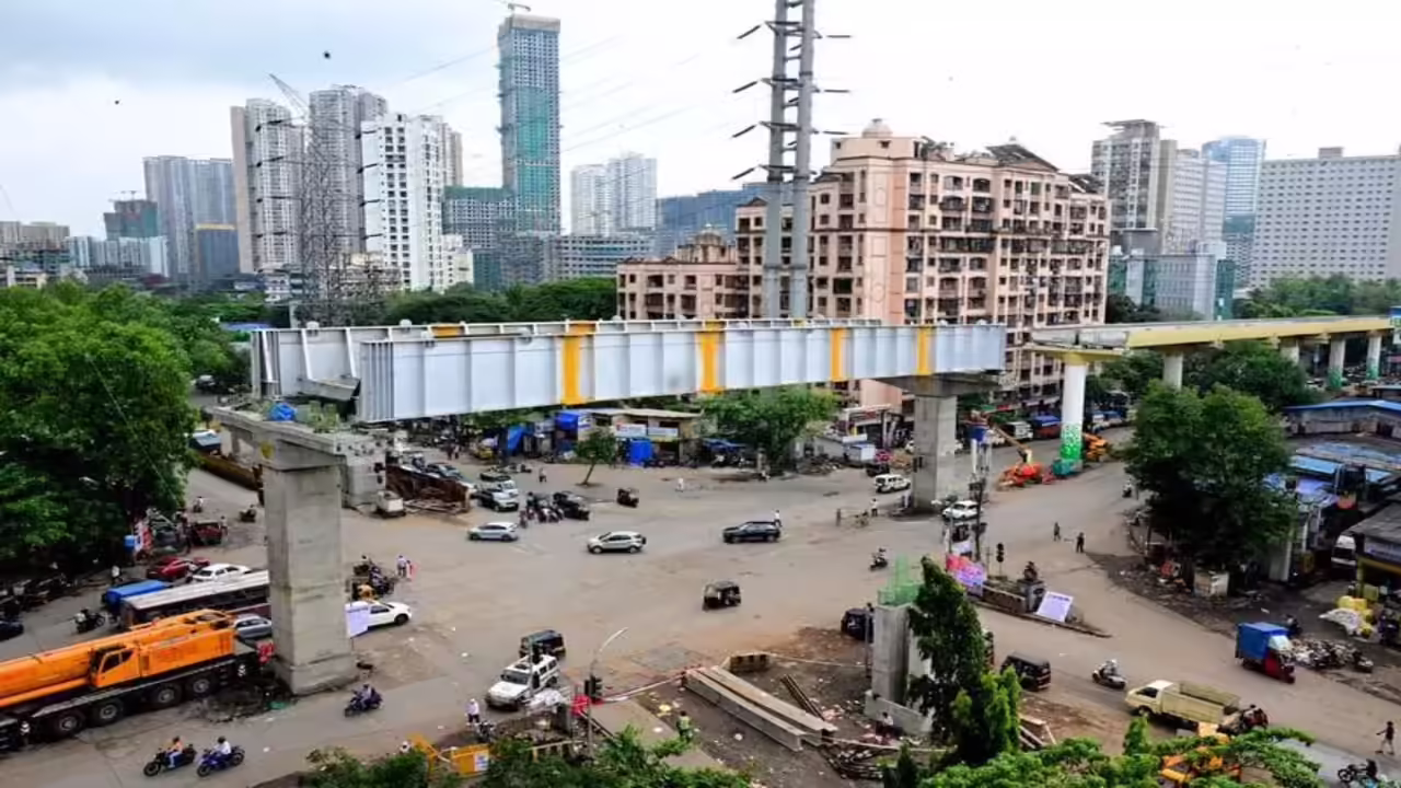 Engineering feat  Mumbai Metro-4 Steel Span hoisted over Mulund junction with minimal traffic impact 