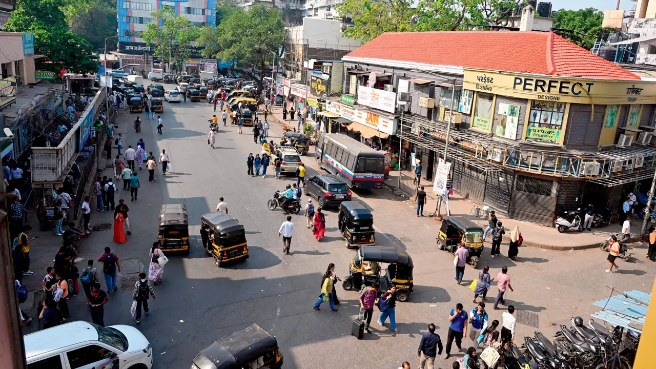 BMC Deploys NGOs To Clear Andheri Footpaths Of Unauthorised Hawker Encroachments