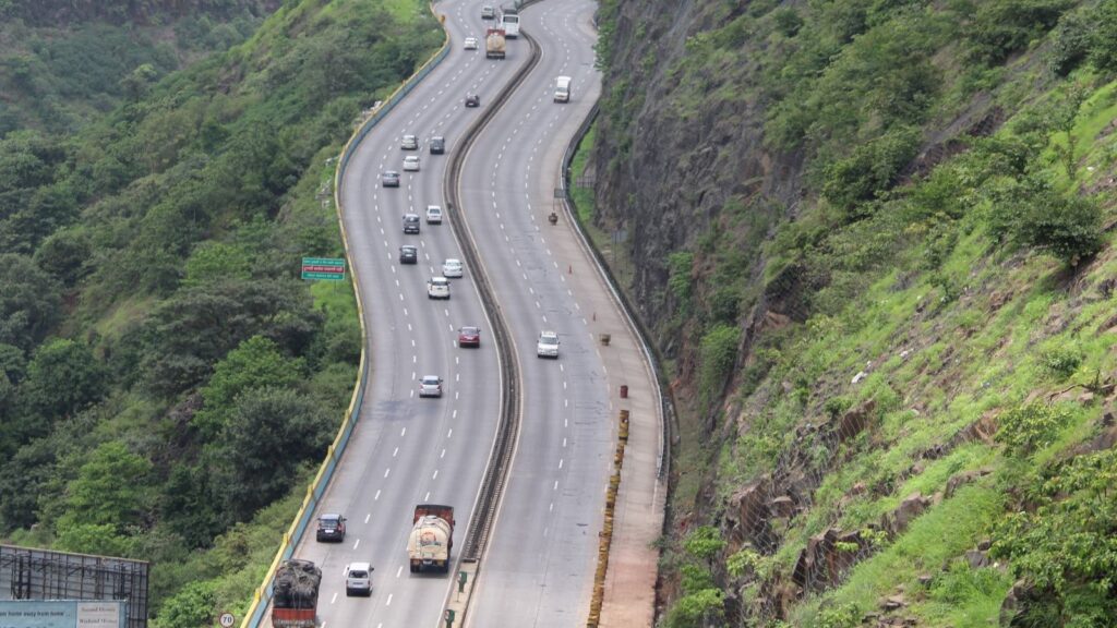 Mumbai Pune Expressway Chaos Exposes Urban Mobility Gaps
