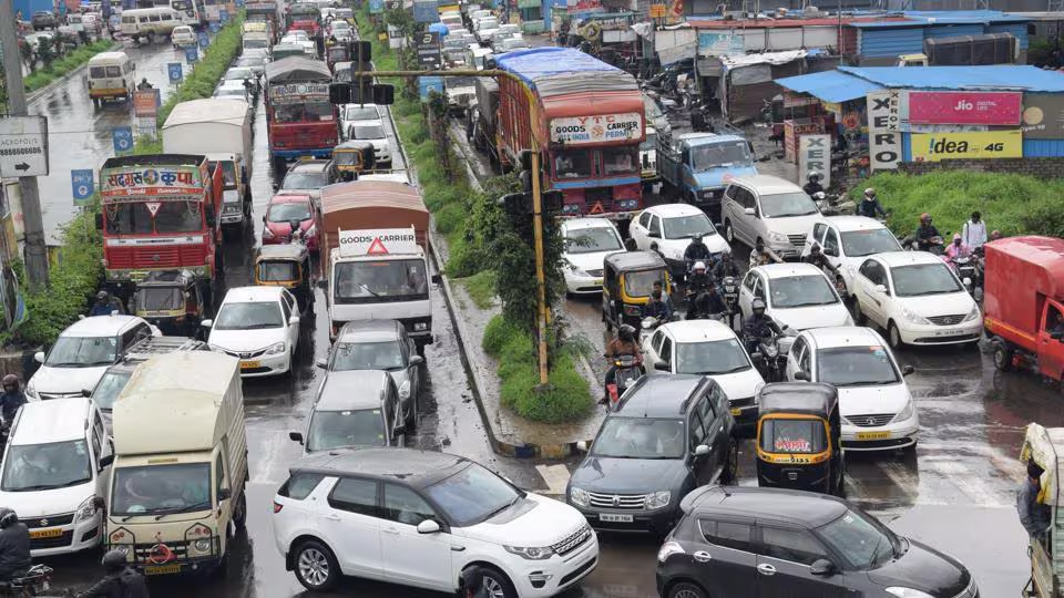 Pune Service Road Risks Highlight Traffic Gaps