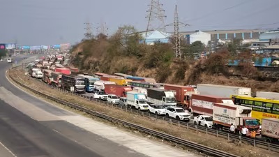 Pune Mumbai Expressway Faces Prolonged Gridlock Challenges