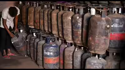 Surat Gas Shortage Triggers Textile Worker Exodus